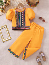 2pcs Little Girls Aztec Print Puff Sleeve Top & Pants Set - Saffron...