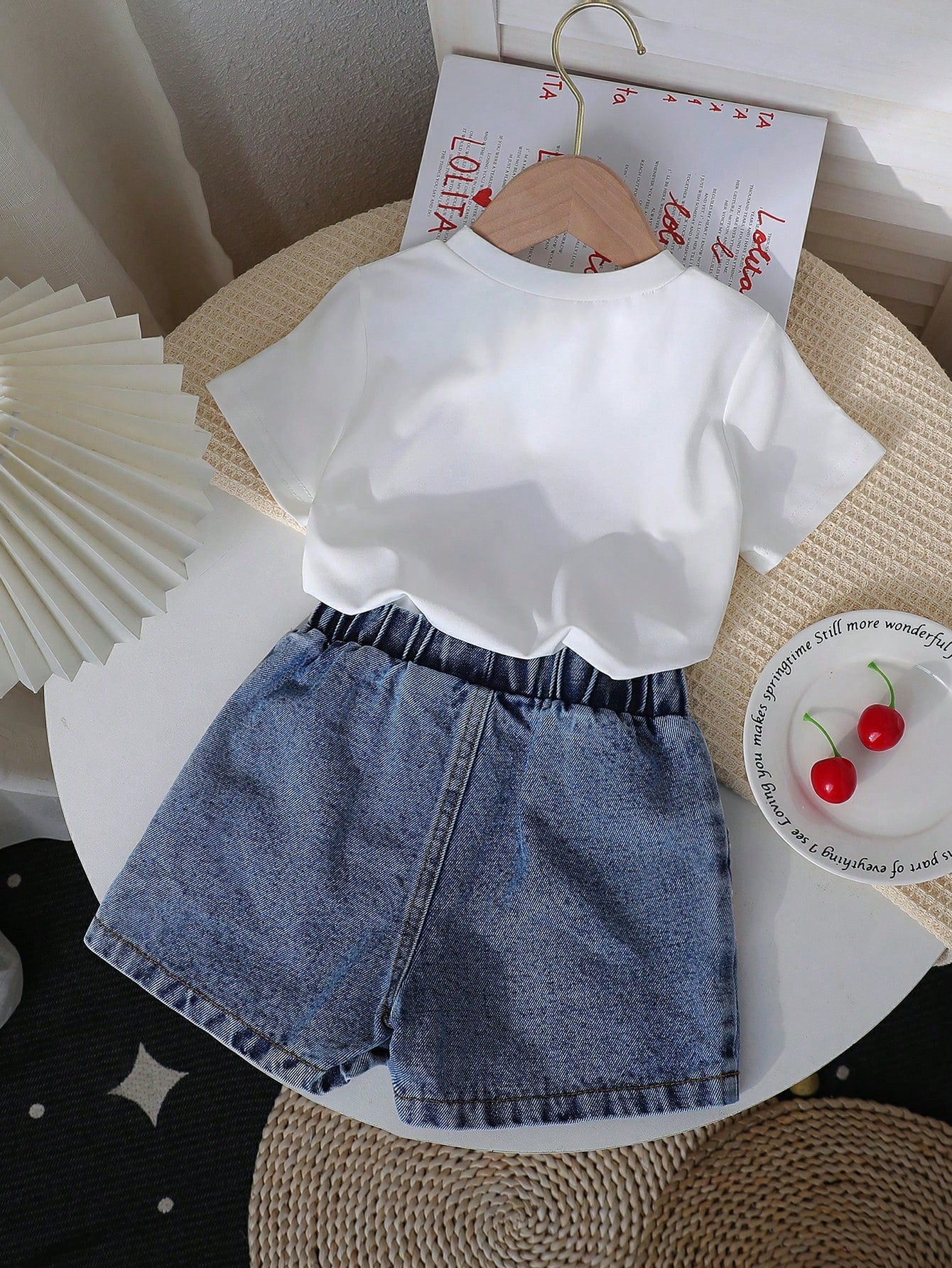 2pcs Girls Bow Print Tee & Pearl Denim Shorts Set - Ivory