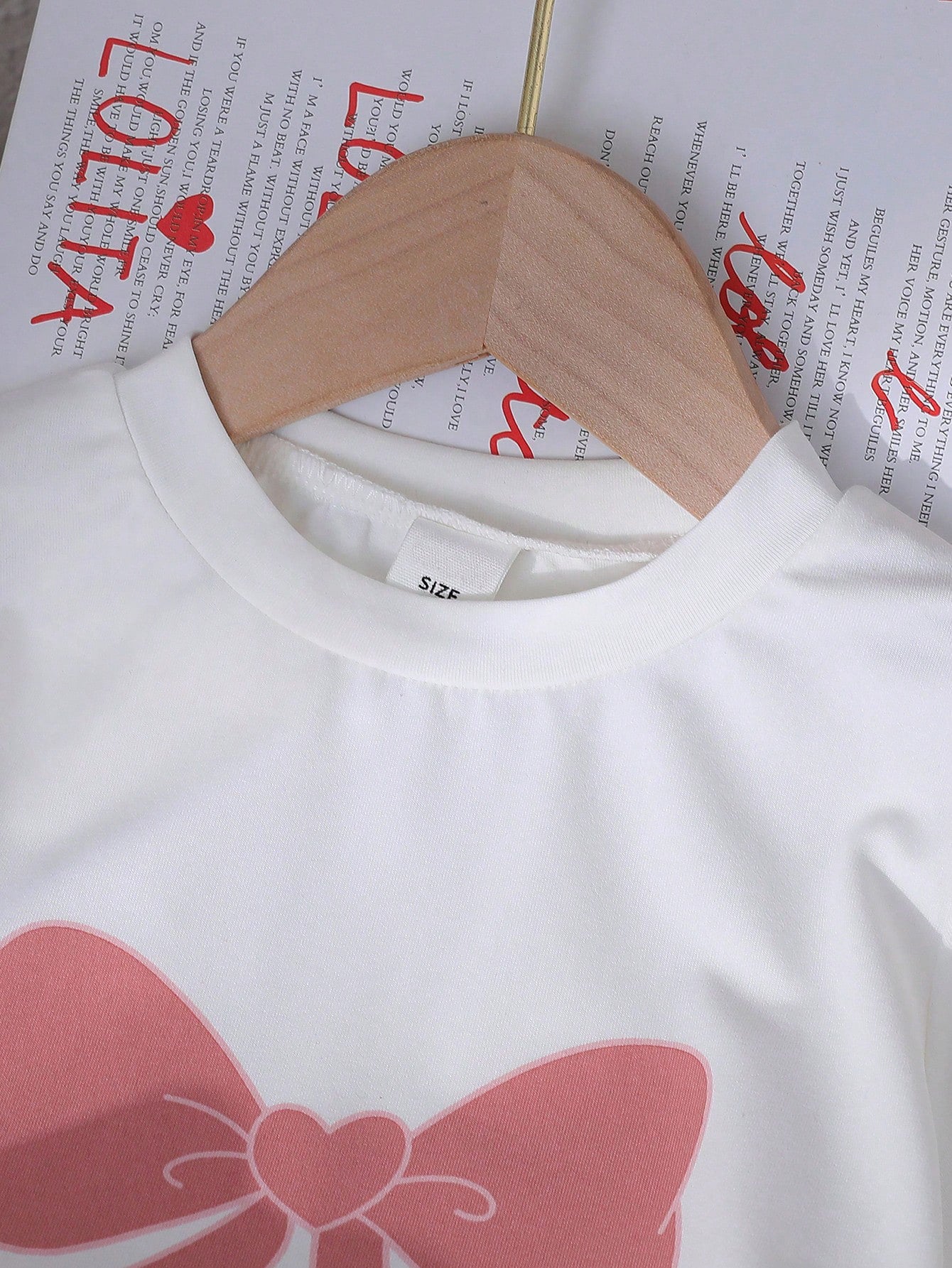2pcs Girls Bow Print Tee & Pearl Denim Shorts Set - Ivory