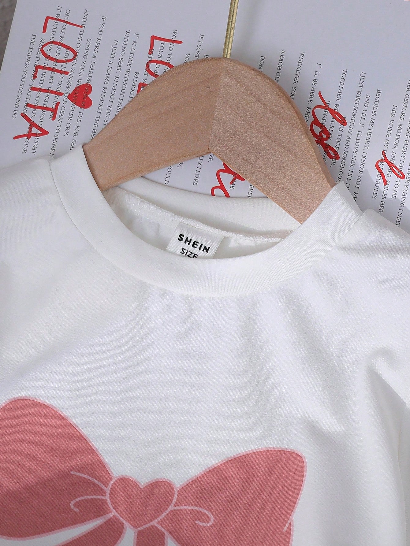 2pcs Girls Bow Print Tee & Pearl Denim Shorts Set - Ivory