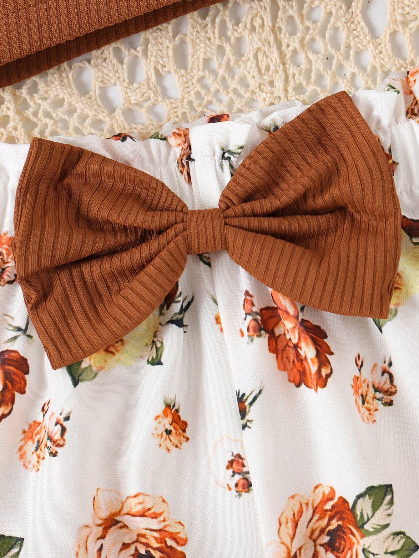 2pcs Girls Ruffle One-Shoulder Top & Floral Bow Shorts - Cognac