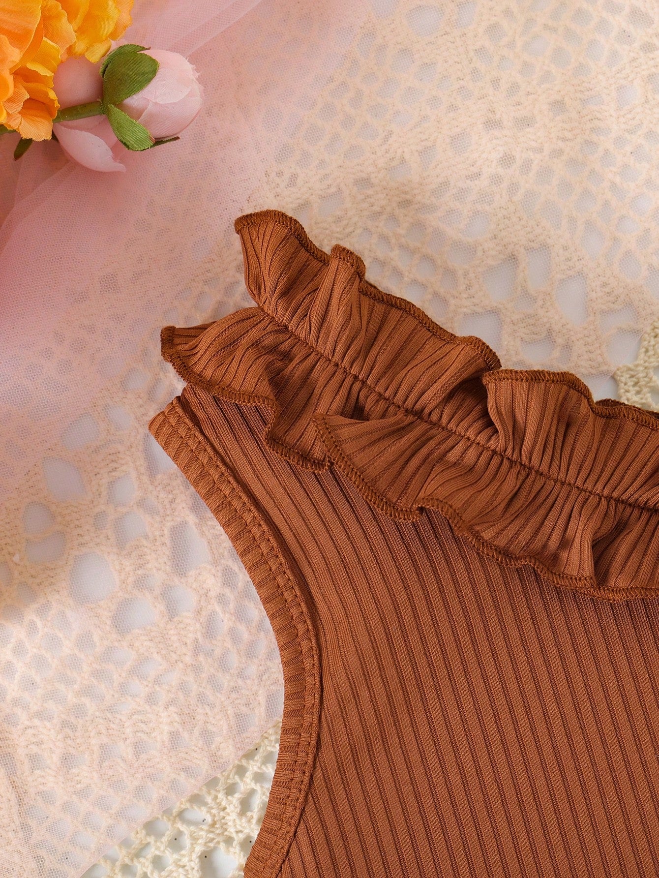 2pcs Girls Ruffle One-Shoulder Top & Floral Bow Shorts - Cognac
