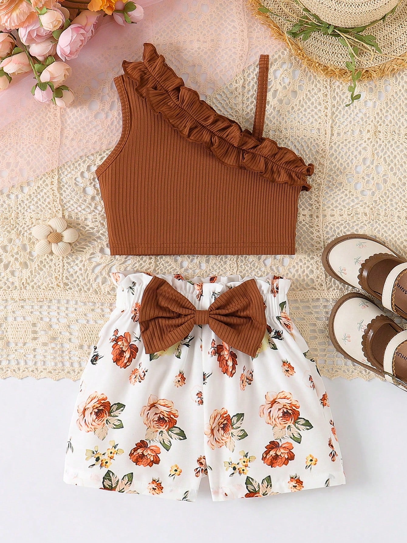 2pcs Girls Ruffle One-Shoulder Top & Floral Bow Shorts - Cognac