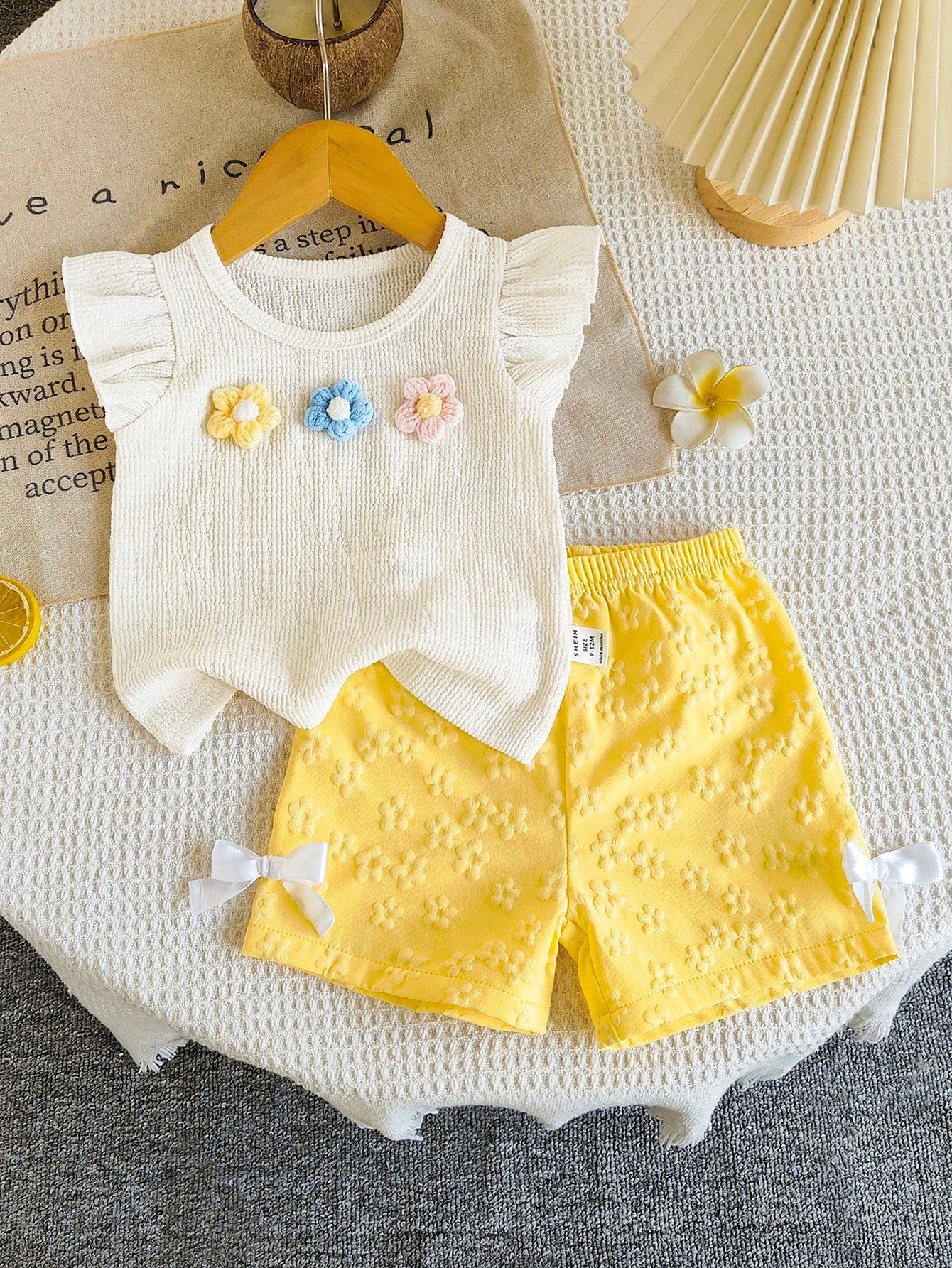 2pcs Girls Ruffle Floral Appliqué Top & Shorts Set - Ivory
