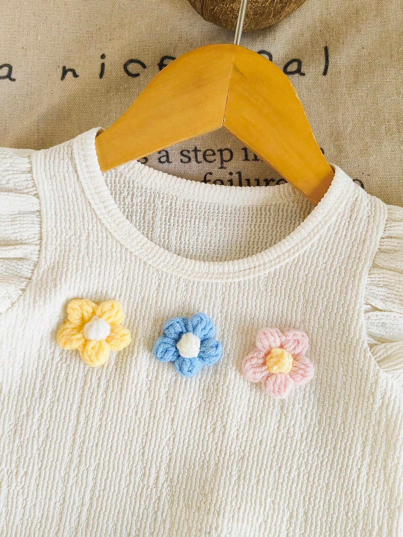 2pcs Girls Ruffle Floral Appliqué Top & Shorts Set - Ivory