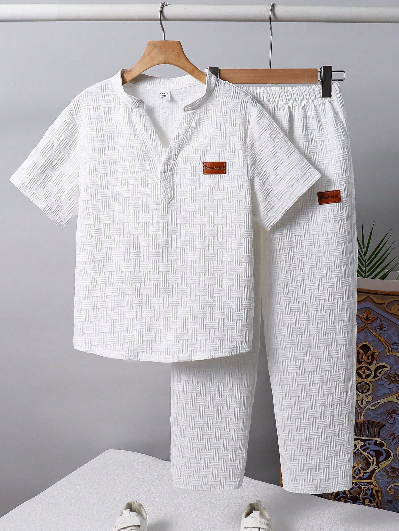 2pcs Big Boys Applique V-Neck Tee & Pants Set - Ivory
