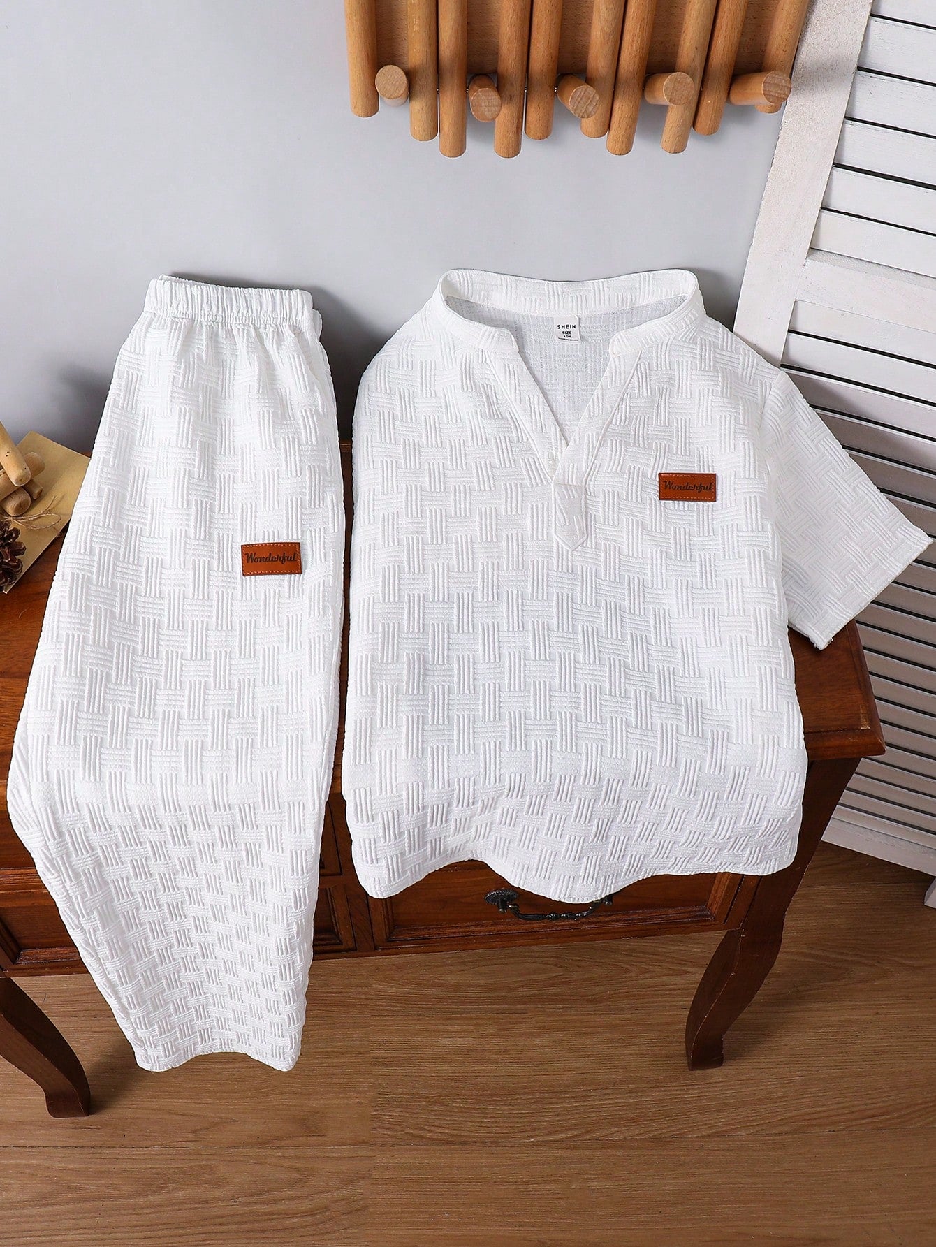2pcs Big Boys Applique V-Neck Tee & Pants Set - Ivory
