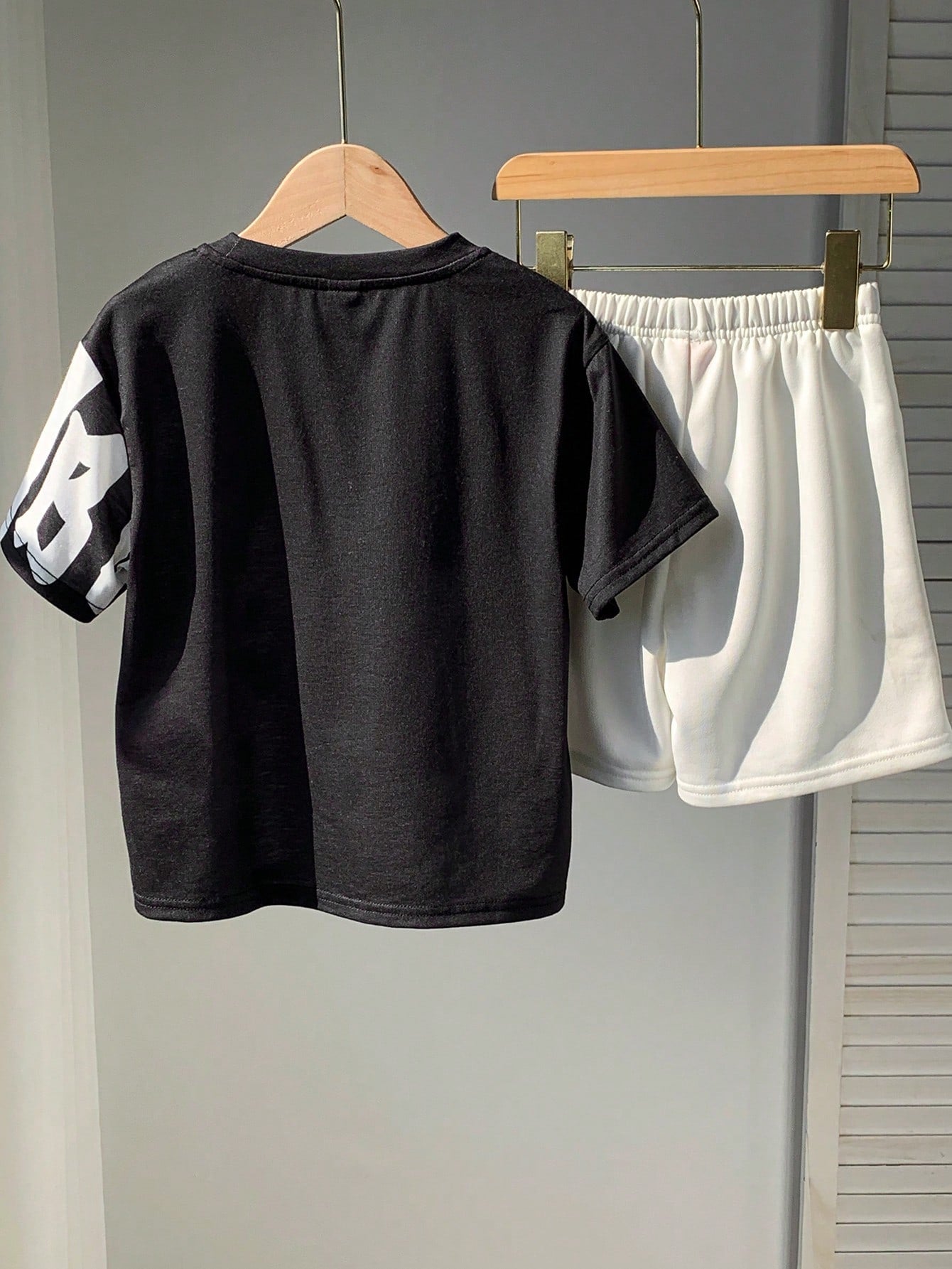 2pcs Boys Graffiti Letter Graphic Tee & Shorts Set - Onyx