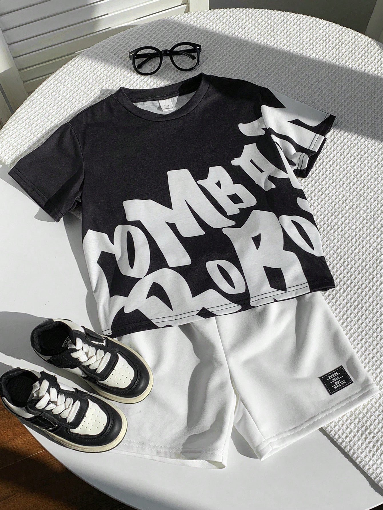 2pcs Boys Graffiti Letter Graphic Tee & Shorts Set - Onyx