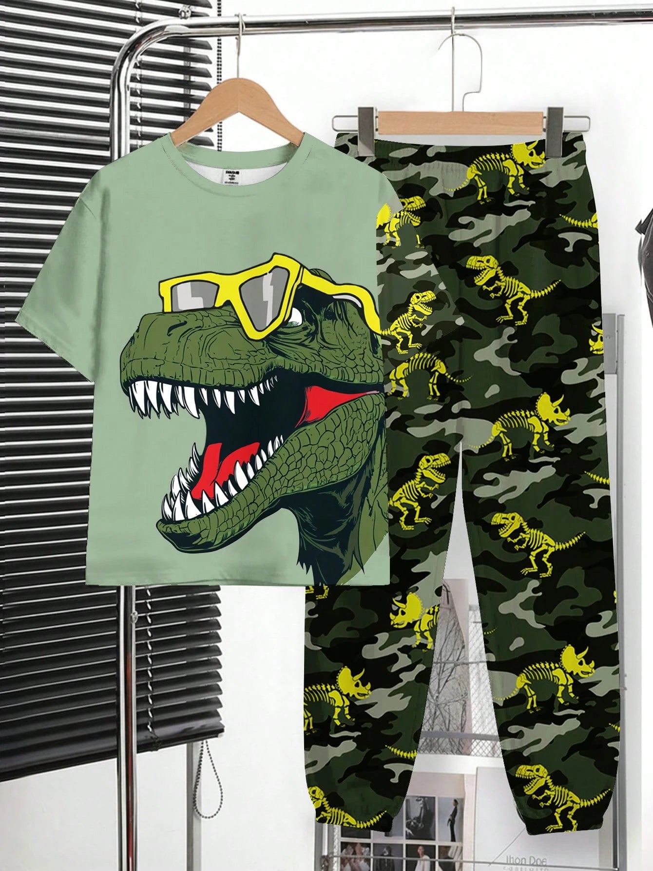 2pcs Big Boys Dinosaur Graffiti Tee & Pants Set - Sage Green