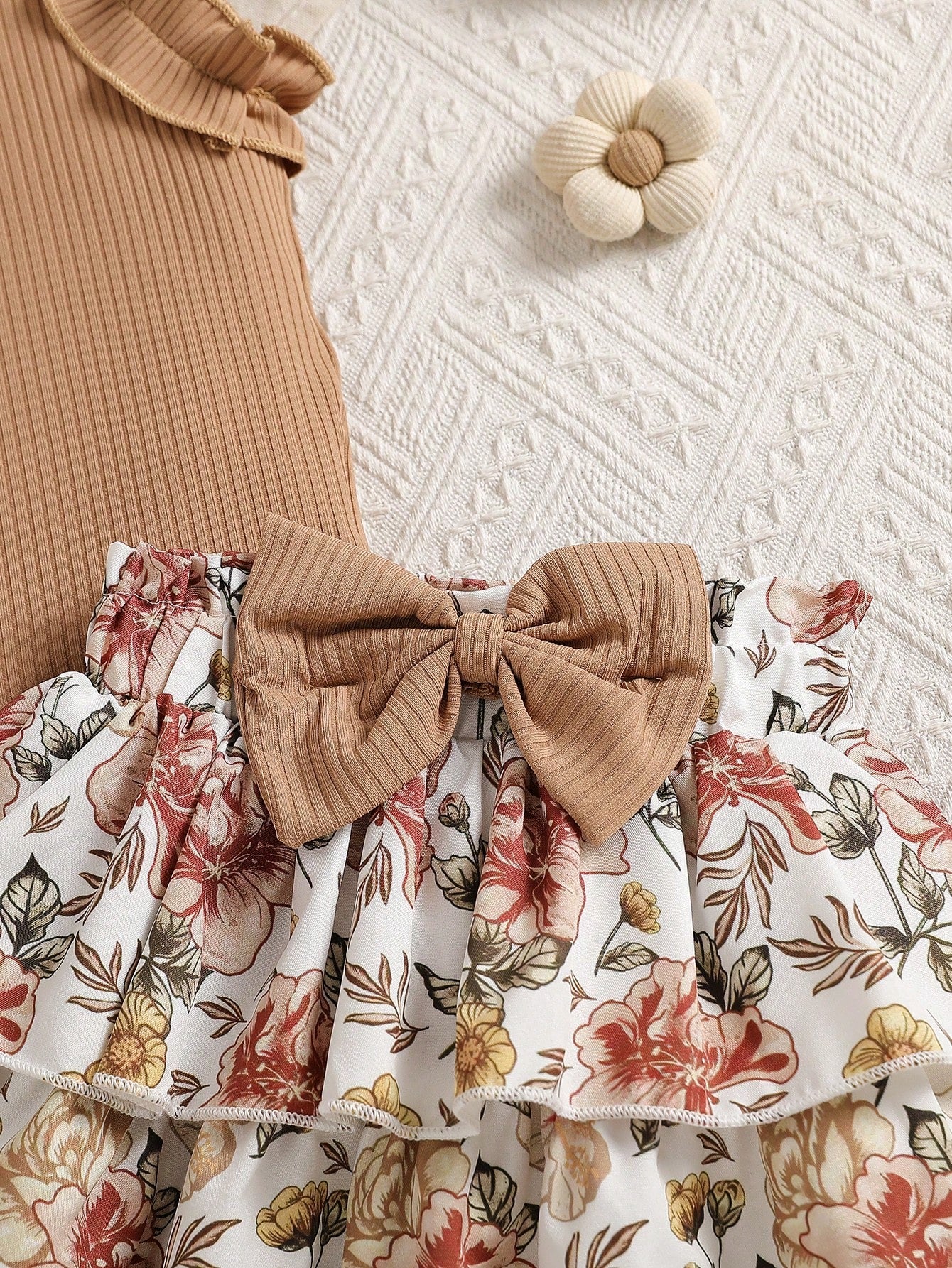 2pcs Girls Ribbed Ruffle Top & Floral Layered Skirt Set - Latte