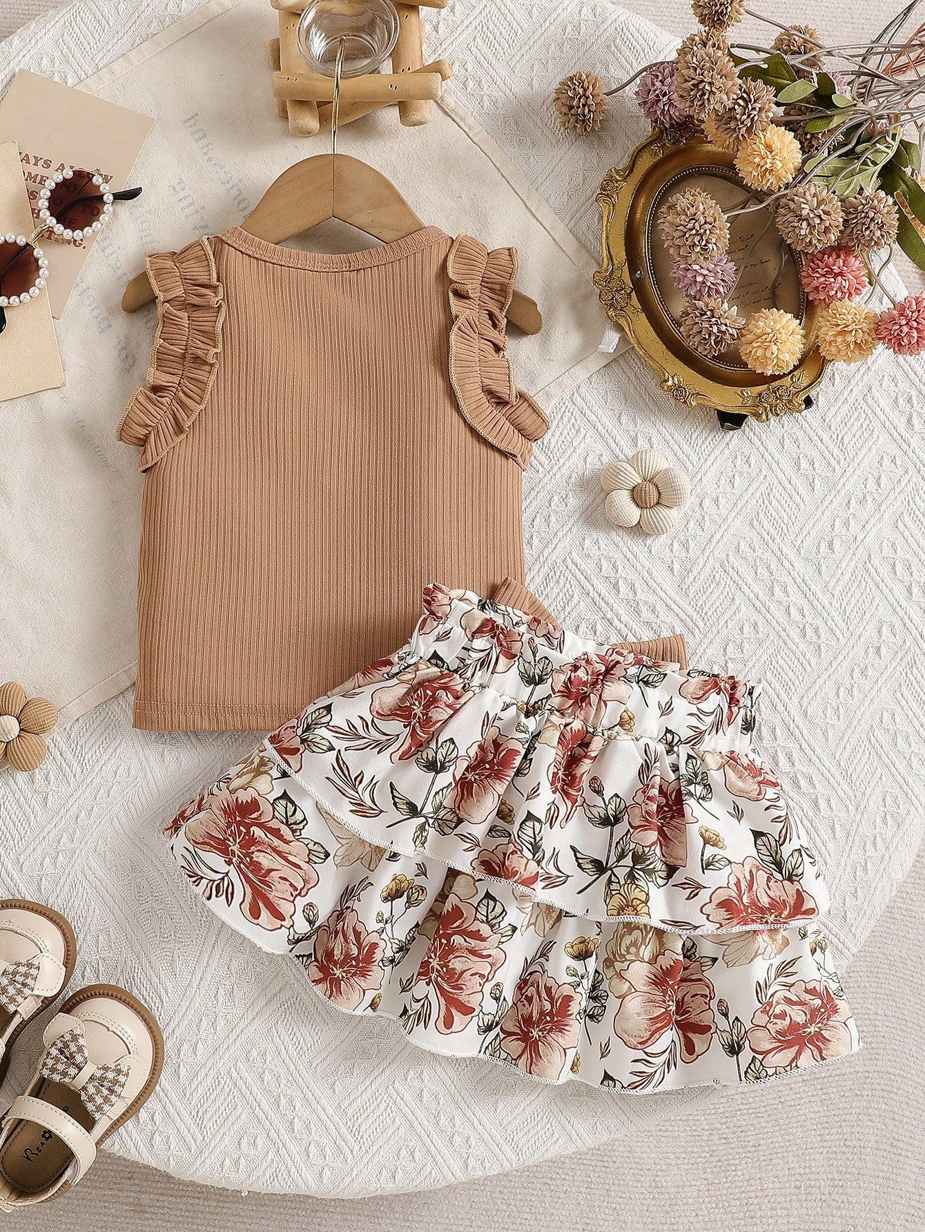 2pcs Girls Ribbed Ruffle Top & Floral Layered Skirt Set - Latte