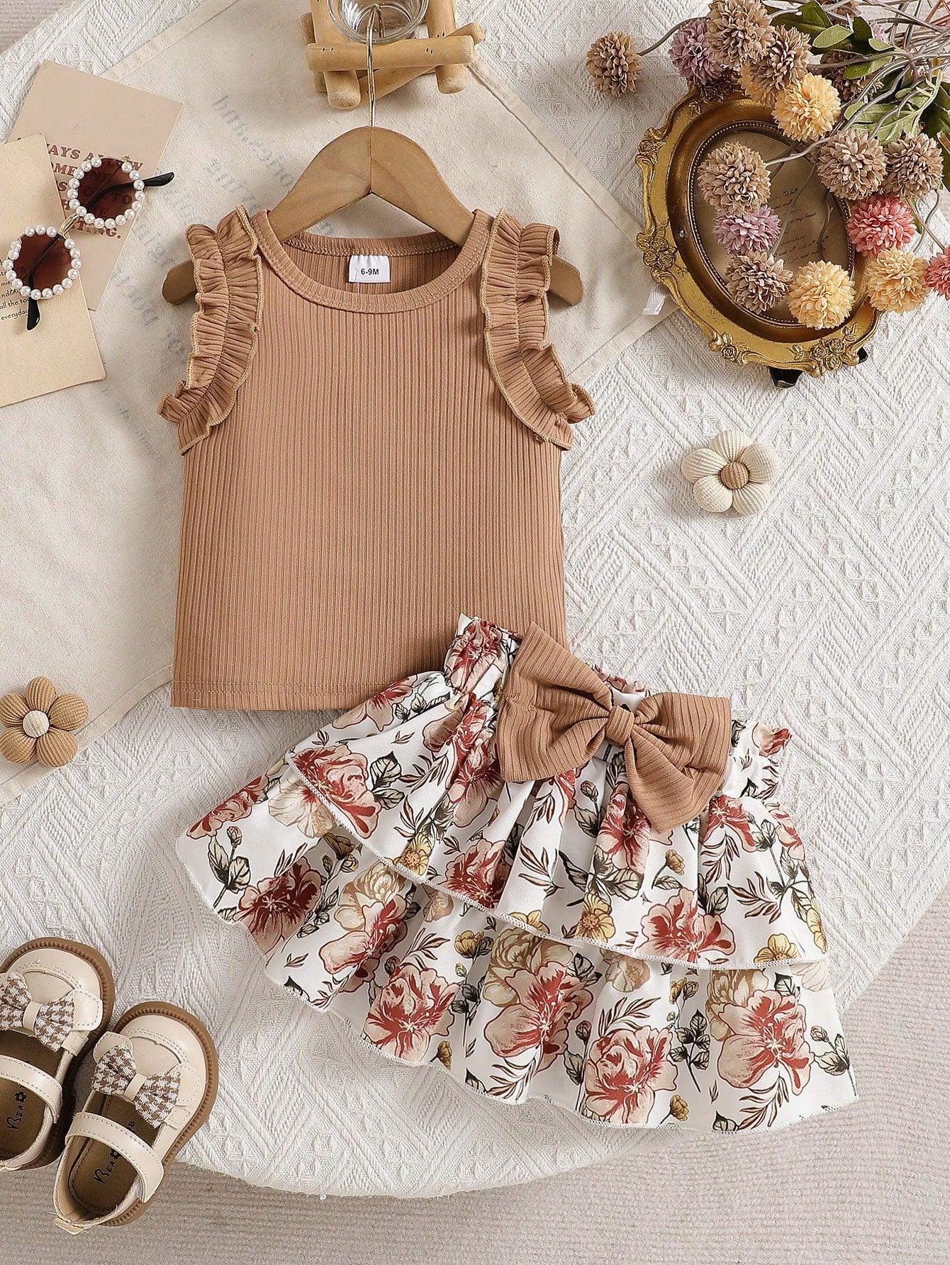 2pcs Girls Ribbed Ruffle Top & Floral Layered Skirt Set - Latte
