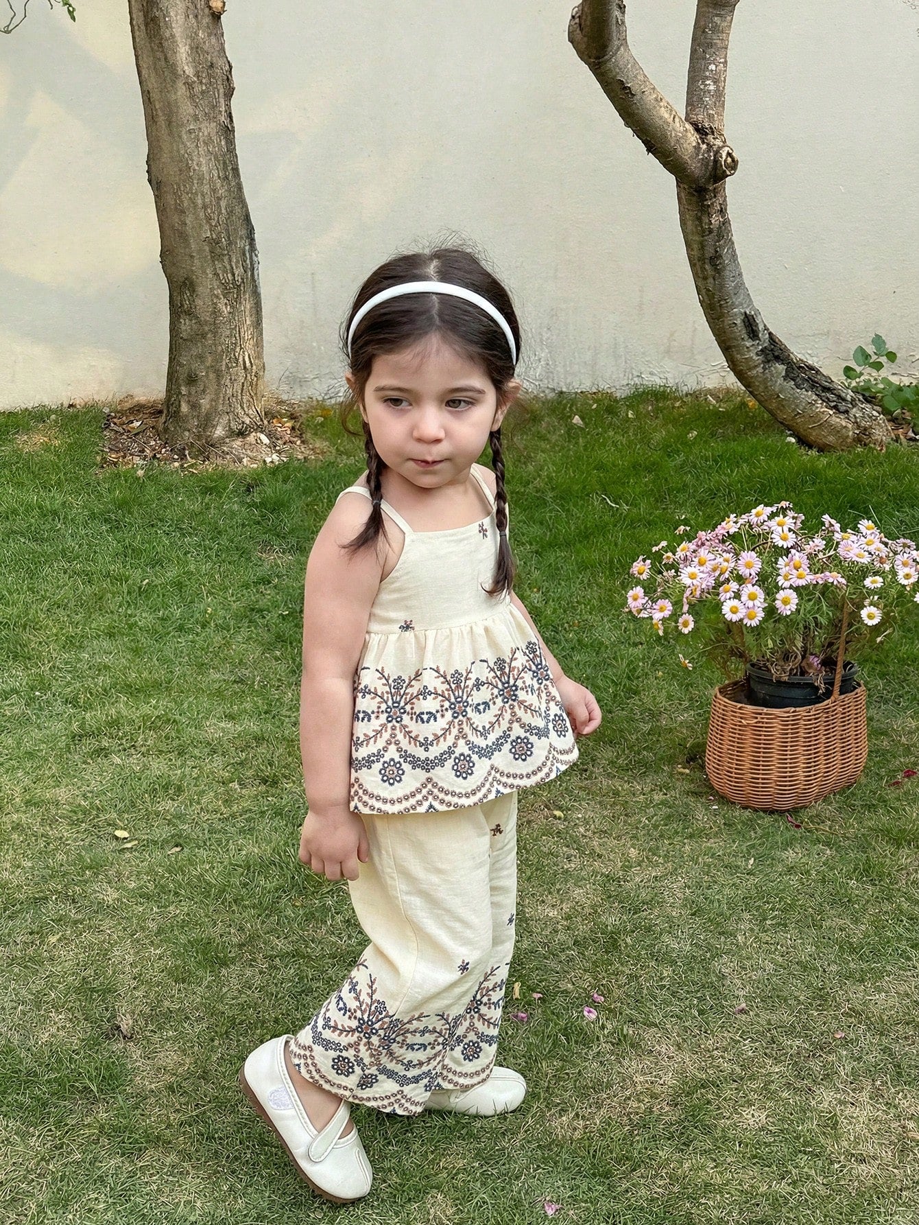 2pcs Girls Floral Embroidered Camisole Top & Wide-Leg Pants Set - E...