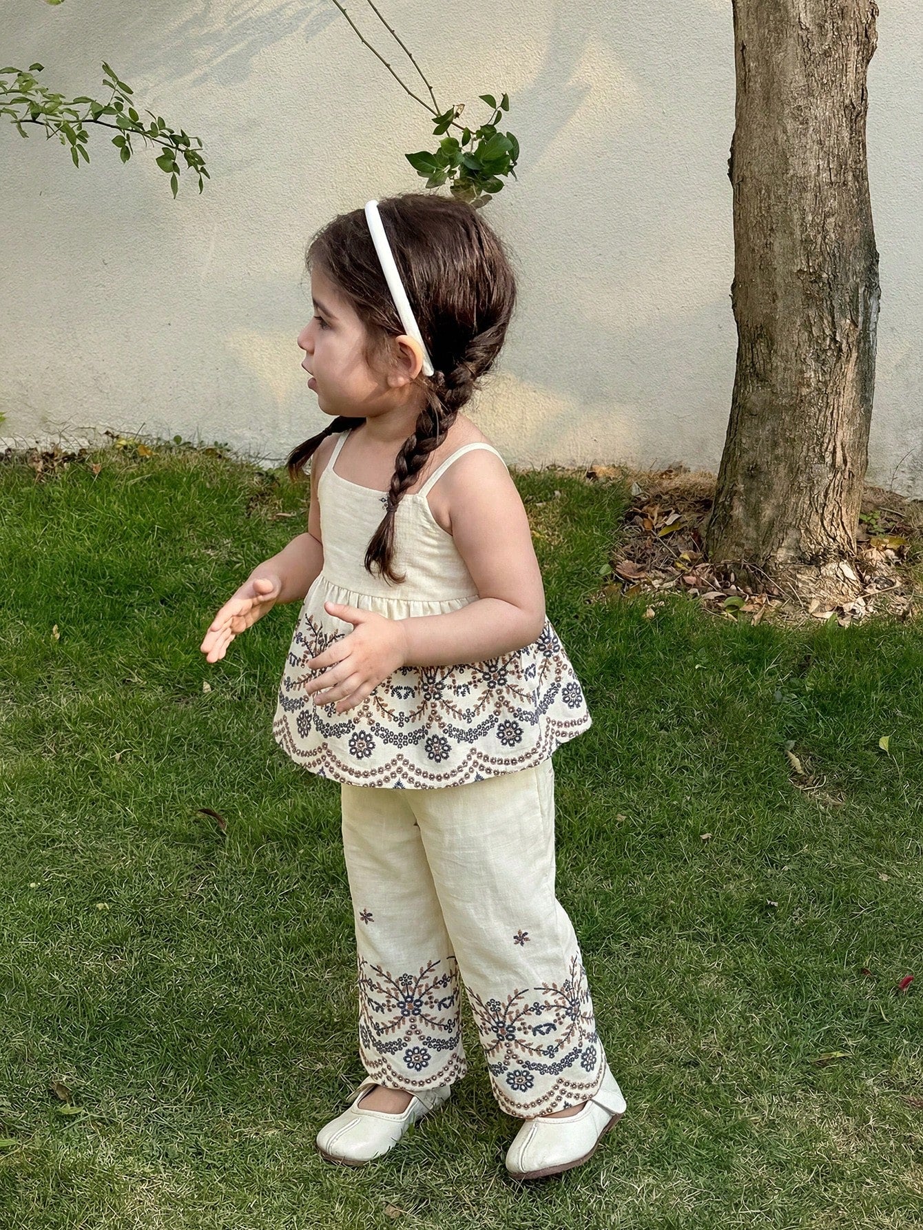 2pcs Girls Floral Embroidered Camisole Top & Wide-Leg Pants Set - E...