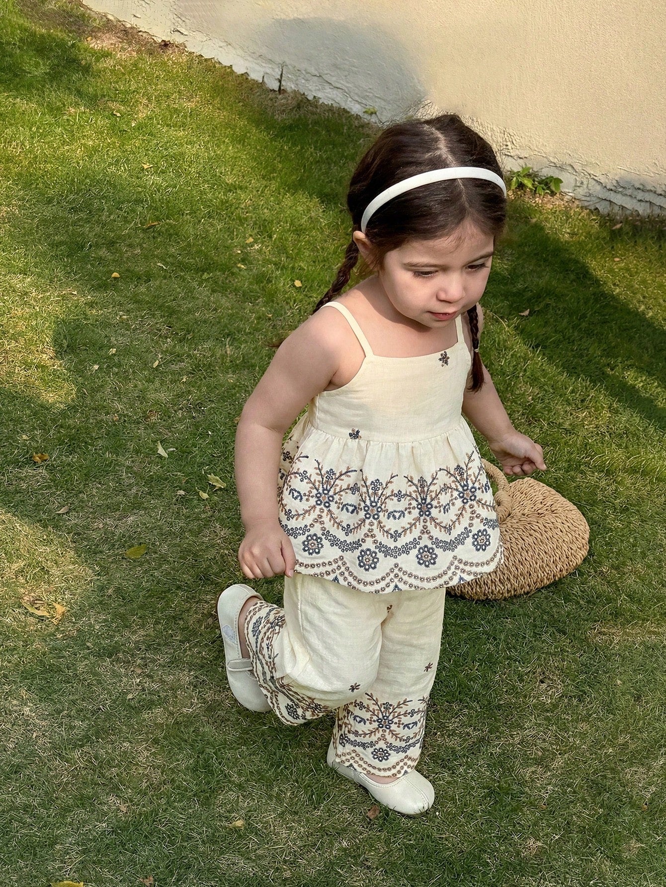 2pcs Girls Floral Embroidered Camisole Top & Wide-Leg Pants Set - E...