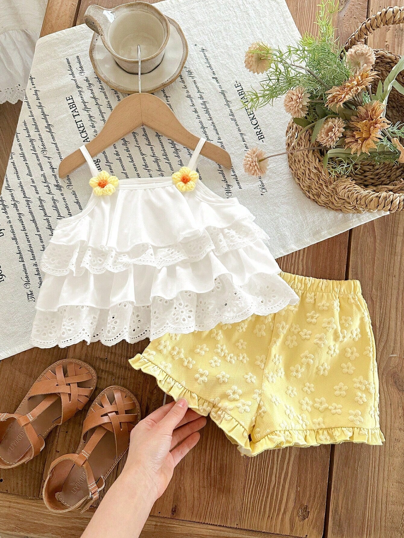 2pcs Girls Eyelet Ruffle Camisole & Floral Shorts Set - Ivory | 21 ...