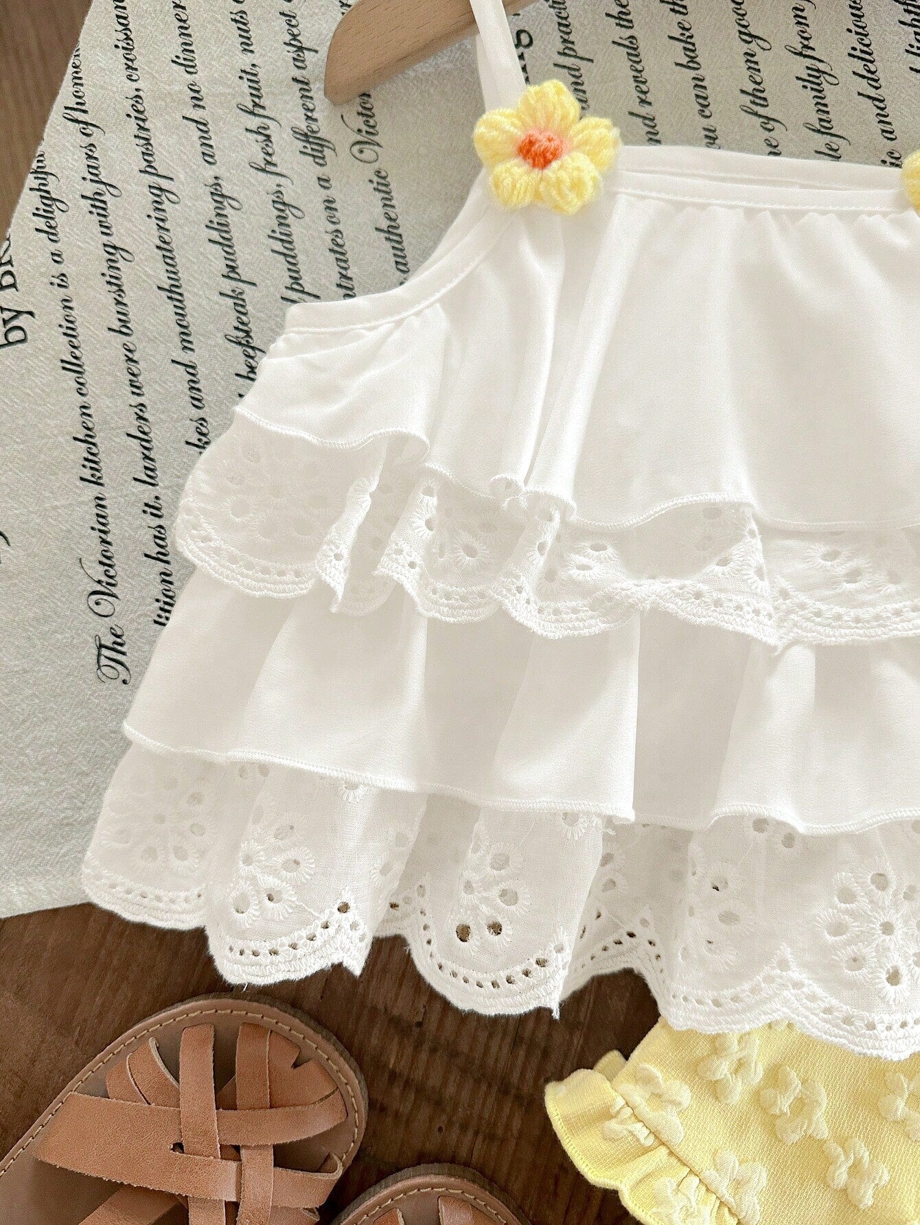 2pcs Girls Eyelet Ruffle Camisole & Floral Shorts Set - Ivory | 21 ...
