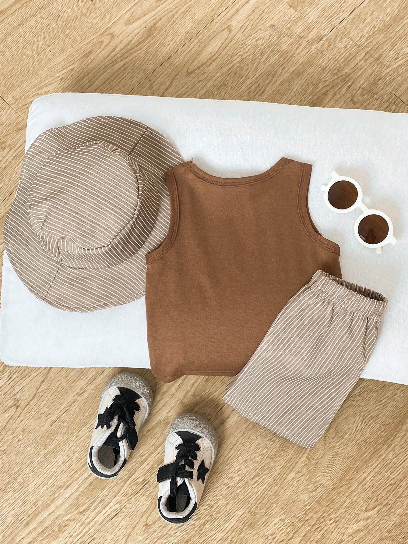 3pcs Boys Letter Graphic Tank Top & Striped Shorts Set - Mocha