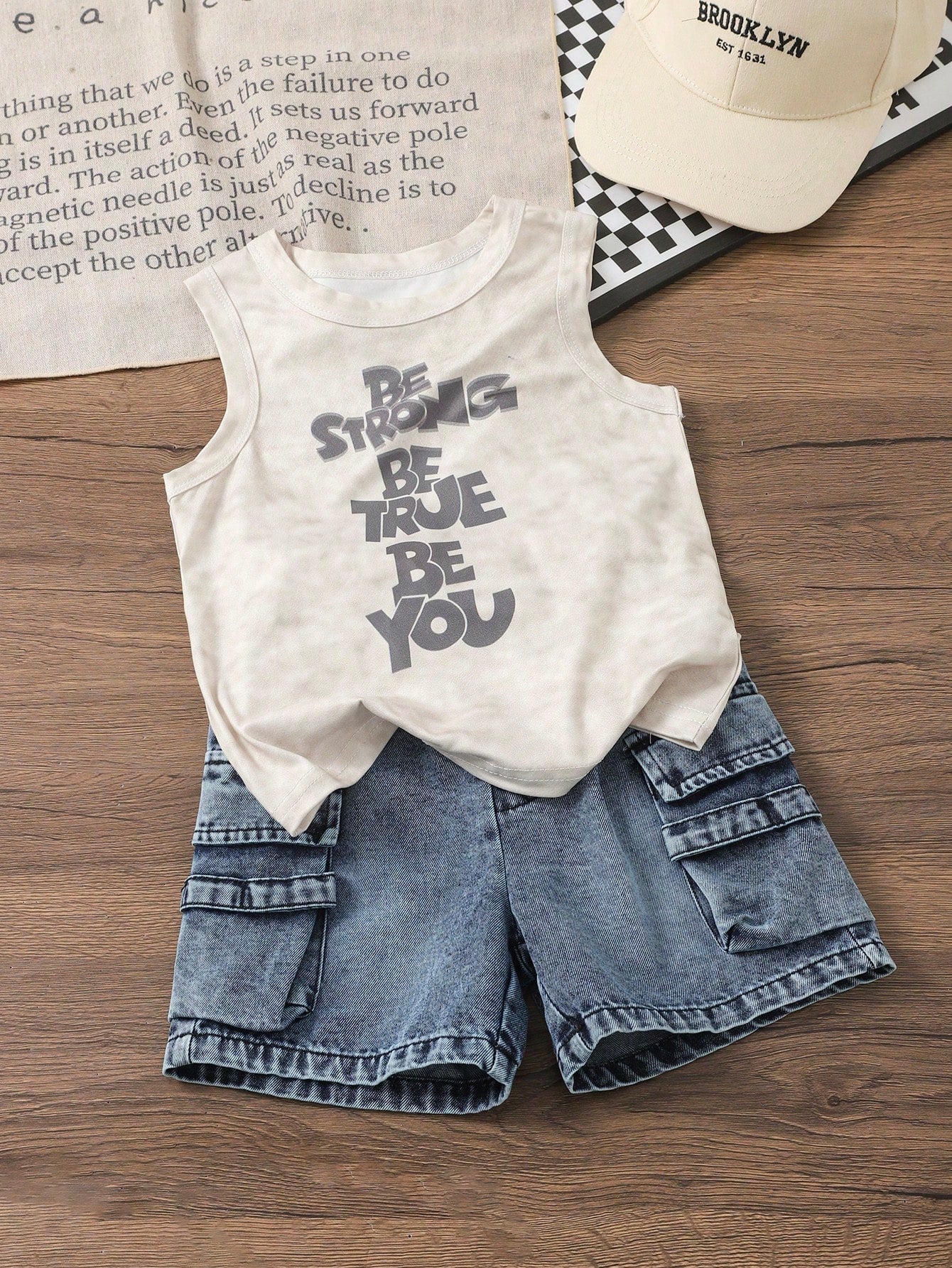 2pcs Little Boys Slogan Muscle Tee & Cargo Denim Shorts - Ecru