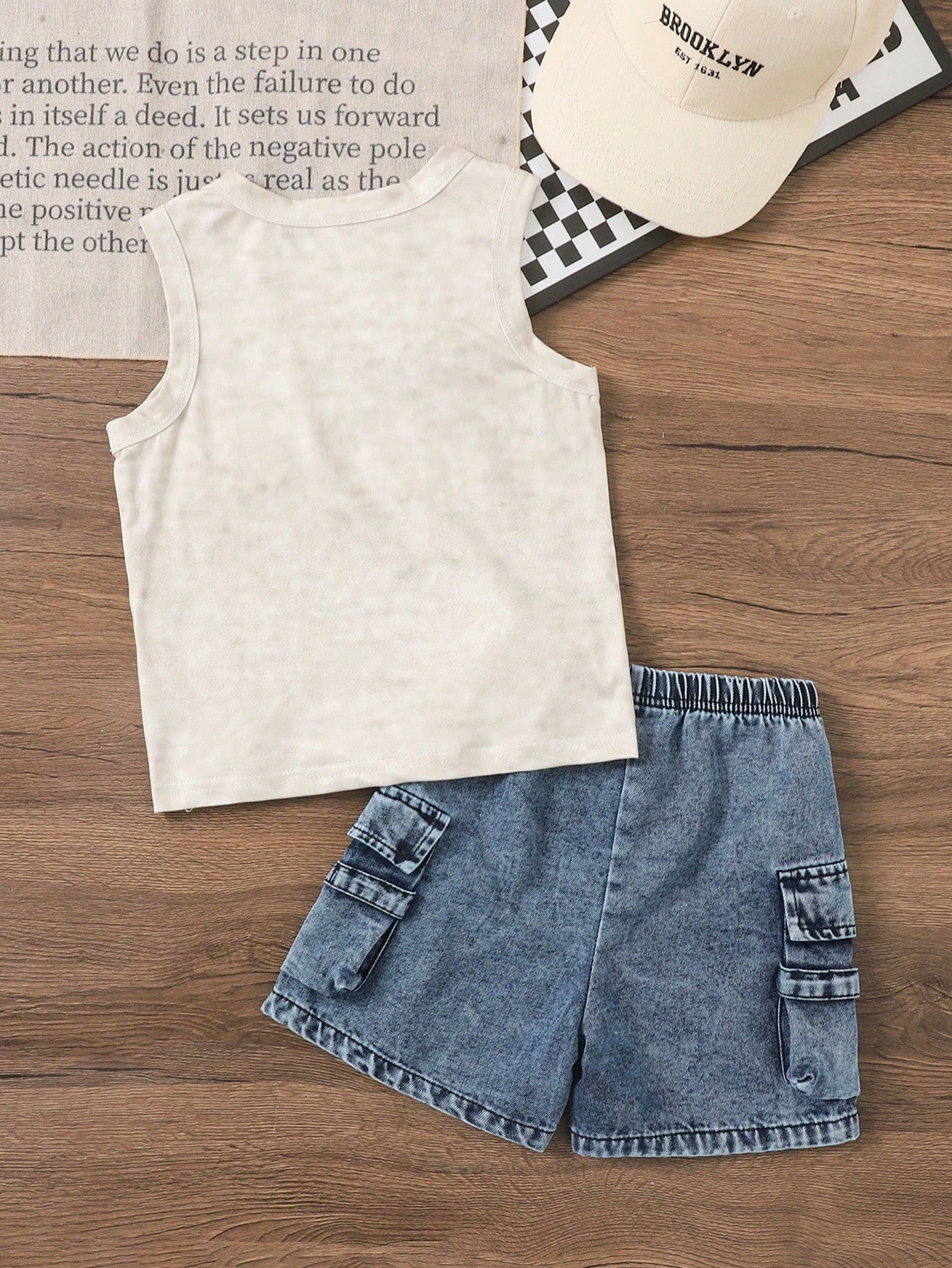 2pcs Little Boys Slogan Muscle Tee & Cargo Denim Shorts - Ecru