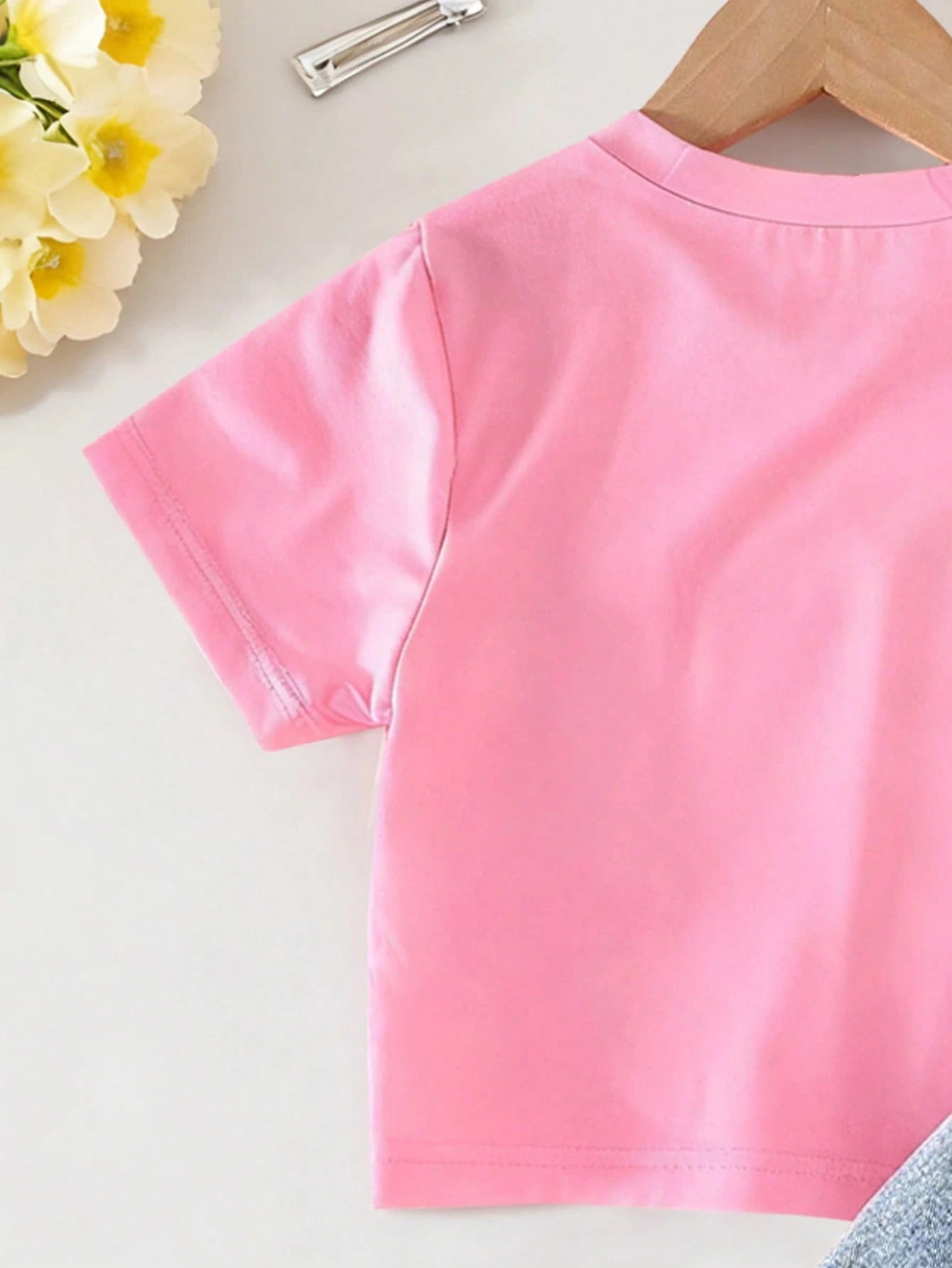 2pcs Girls Graphic Tee & Bow Denim Shorts Set - Blush