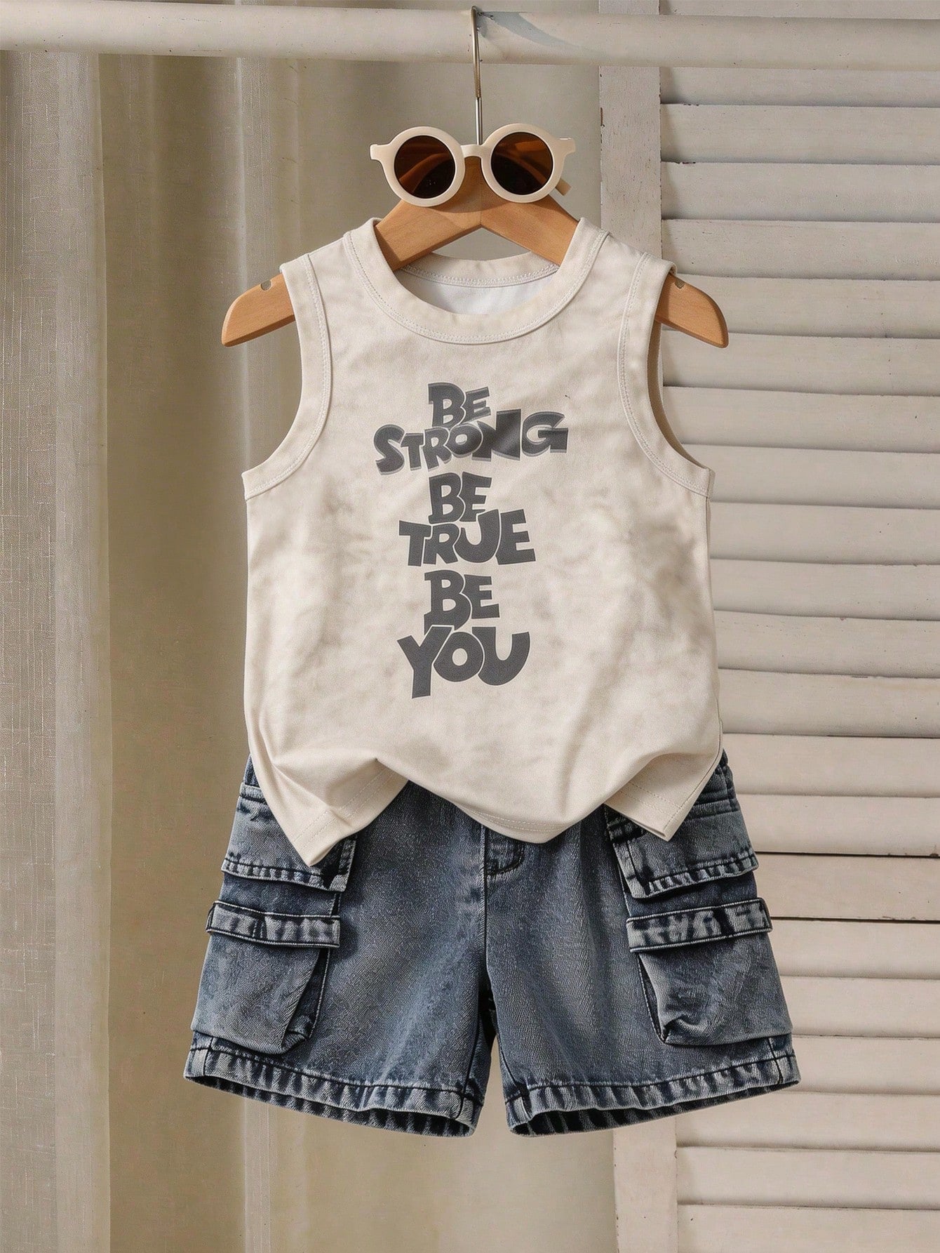 2pcs Little Boys Slogan Muscle Tee & Cargo Denim Shorts - Ecru