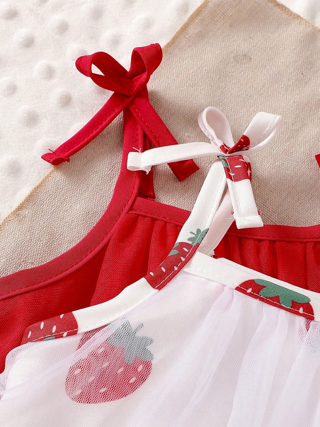 2pcs Girls Strawberry Print Tulle & Bow Strap Sundress Set - Scarle...