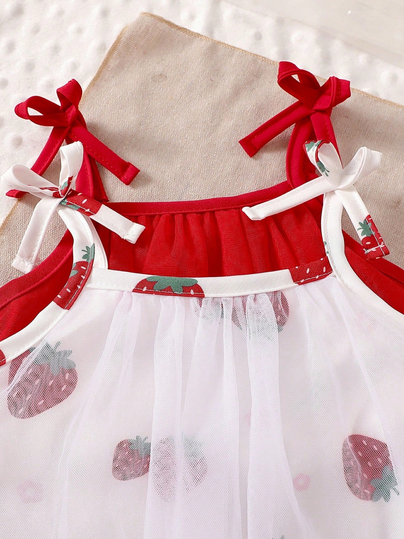 2pcs Girls Strawberry Print Tulle & Bow Strap Sundress Set - Scarle...