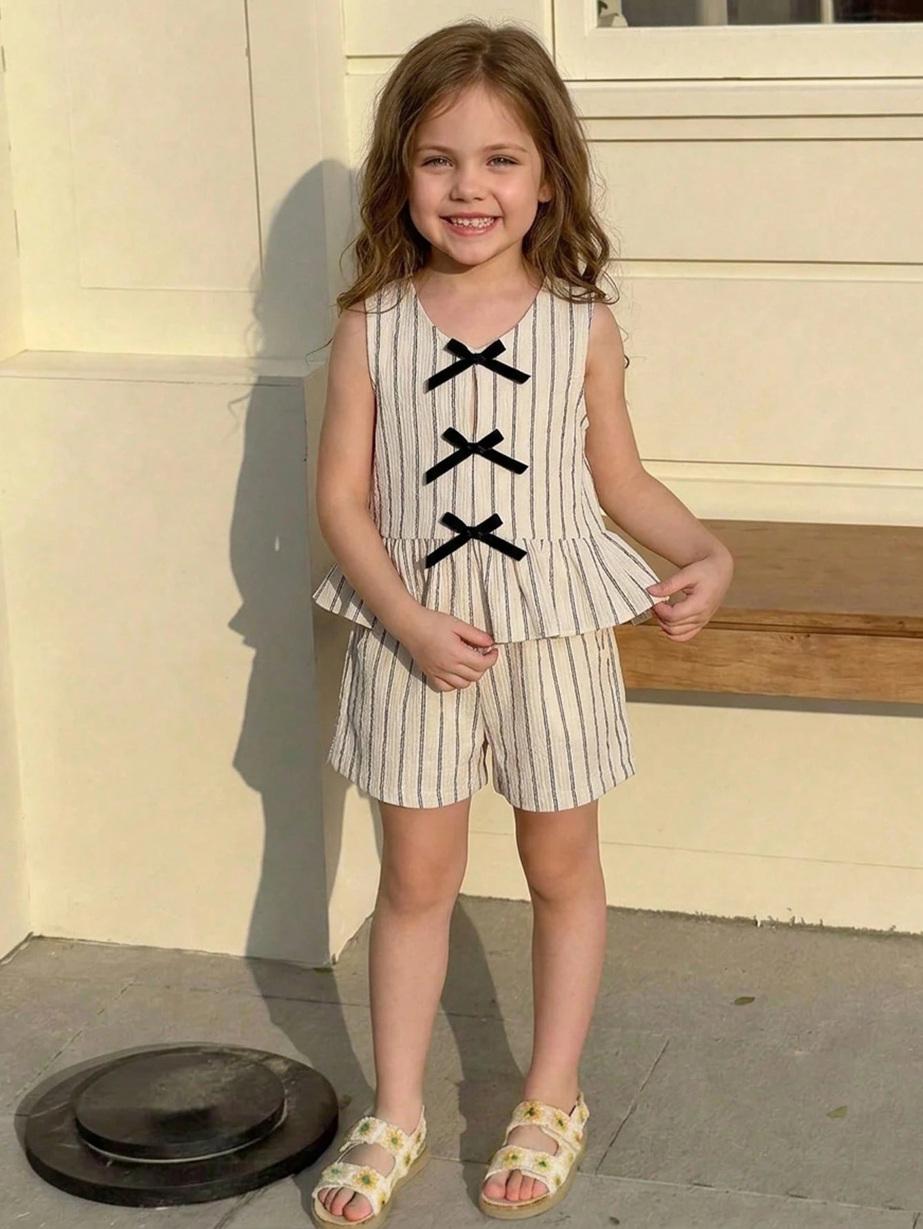 2pcs Little Girls Striped Bow Peplum Top & Shorts Set - Ecru