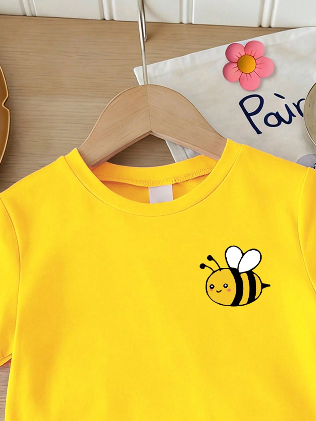 2pcs Little Girls Bee Print T-Shirt & Striped Shorts Set - Buttercu...