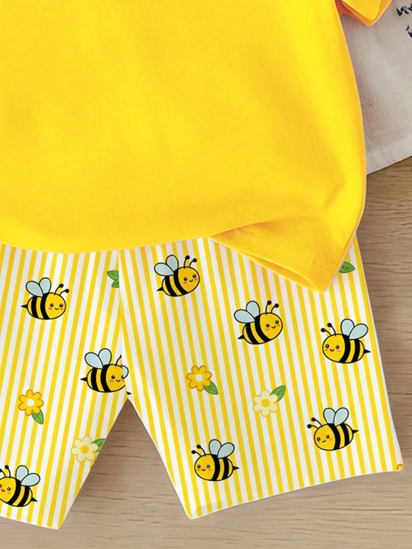 2pcs Little Girls Bee Print T-Shirt & Striped Shorts Set - Buttercu...