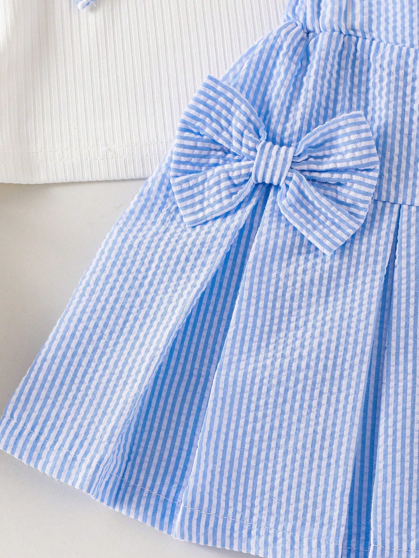2pcs Little Girls Ruffle Tee & Seersucker Pleated Skirt Set - Ivory...