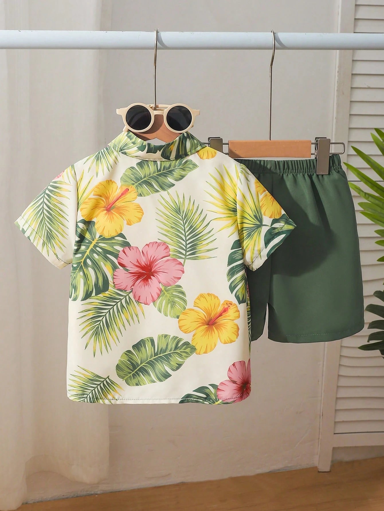 2pcs Little Boys Hibiscus Print Resort Shirt & Shorts - Ecru