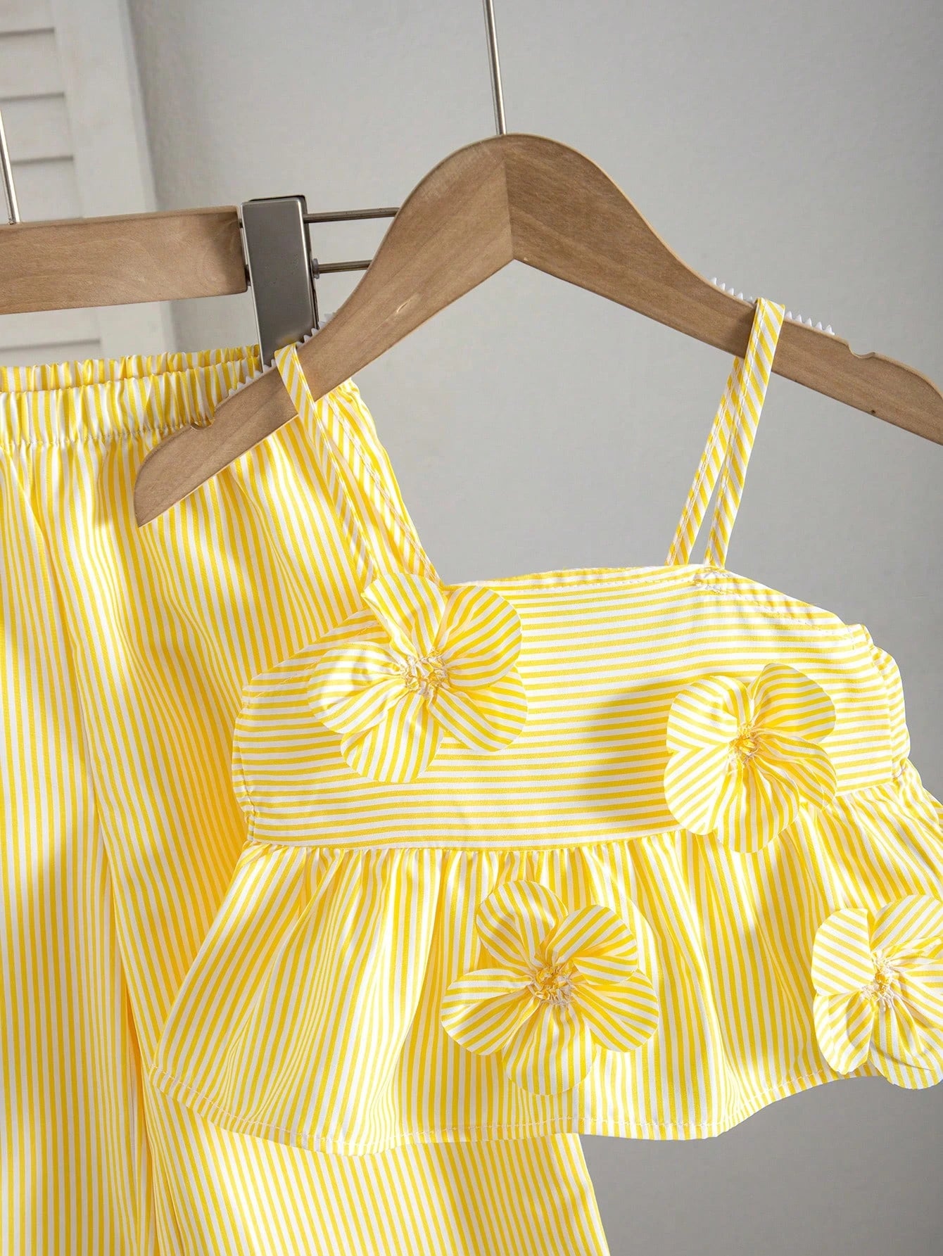2pcs Girls Striped 3D Floral Camisole & Wide-Leg Pants Set - Butter...