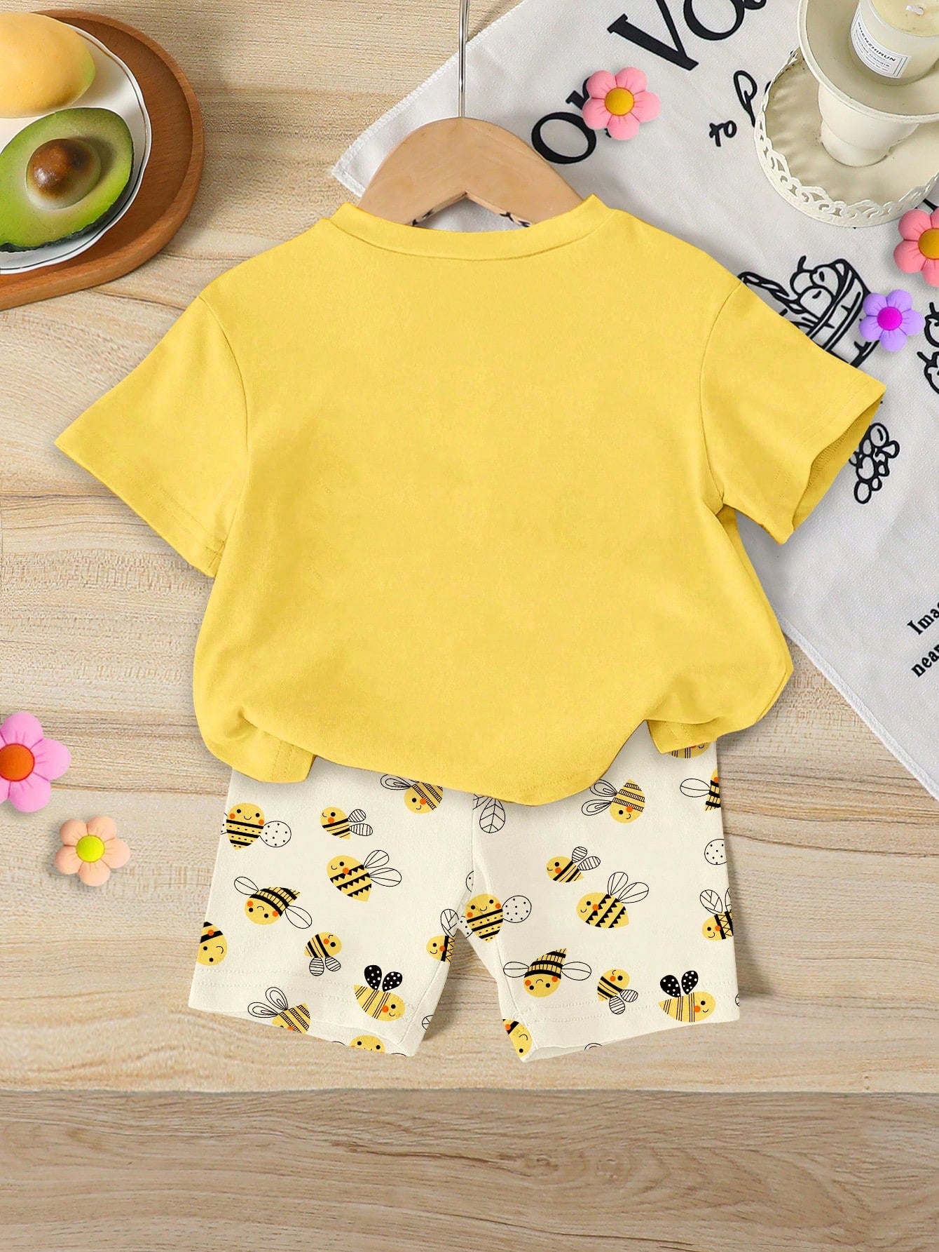 2pcs Girls Bee Graphic Tee & Allover Print Shorts Set - Buttercup
