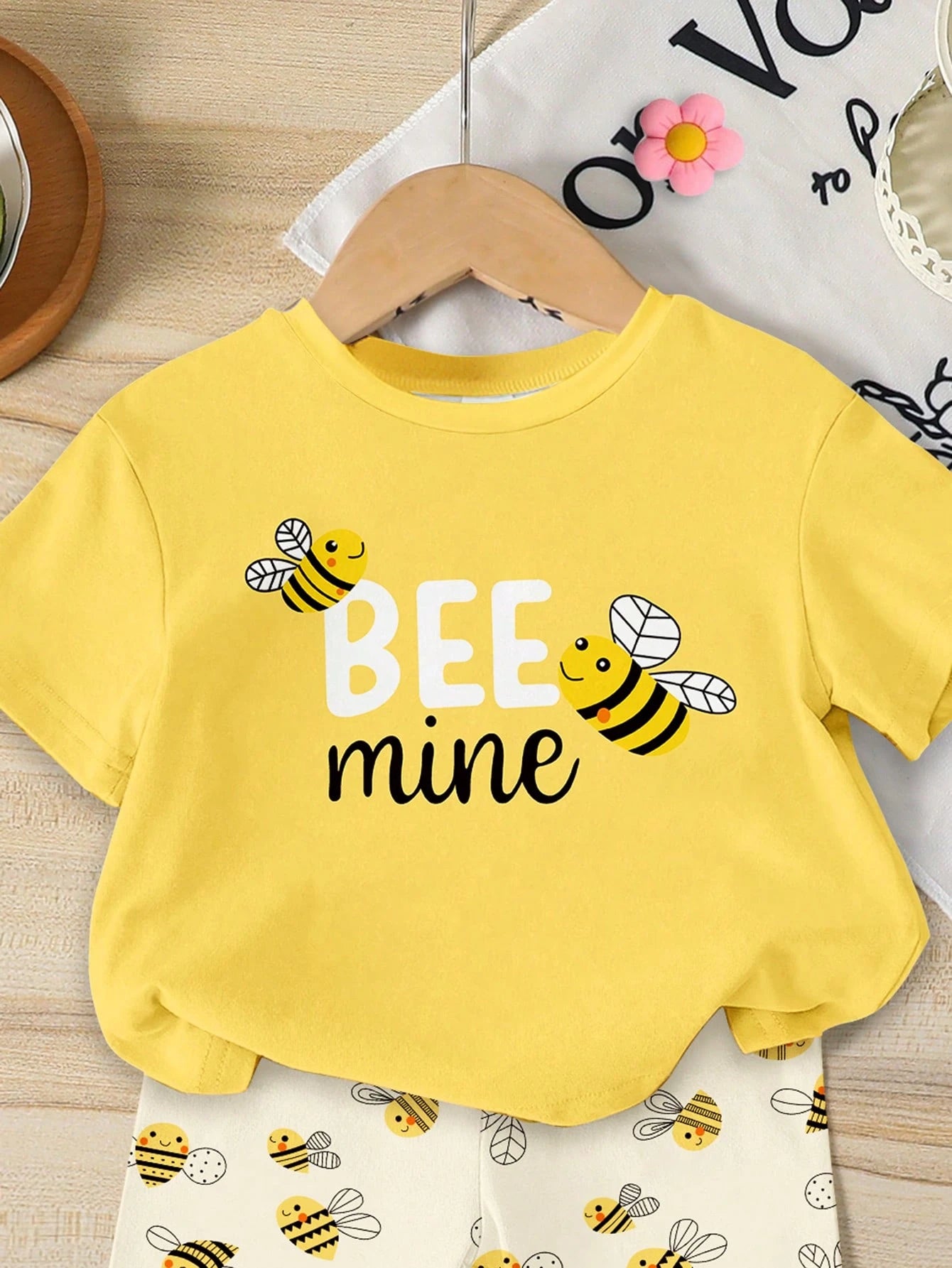 2pcs Girls Bee Graphic Tee & Allover Print Shorts Set - Buttercup