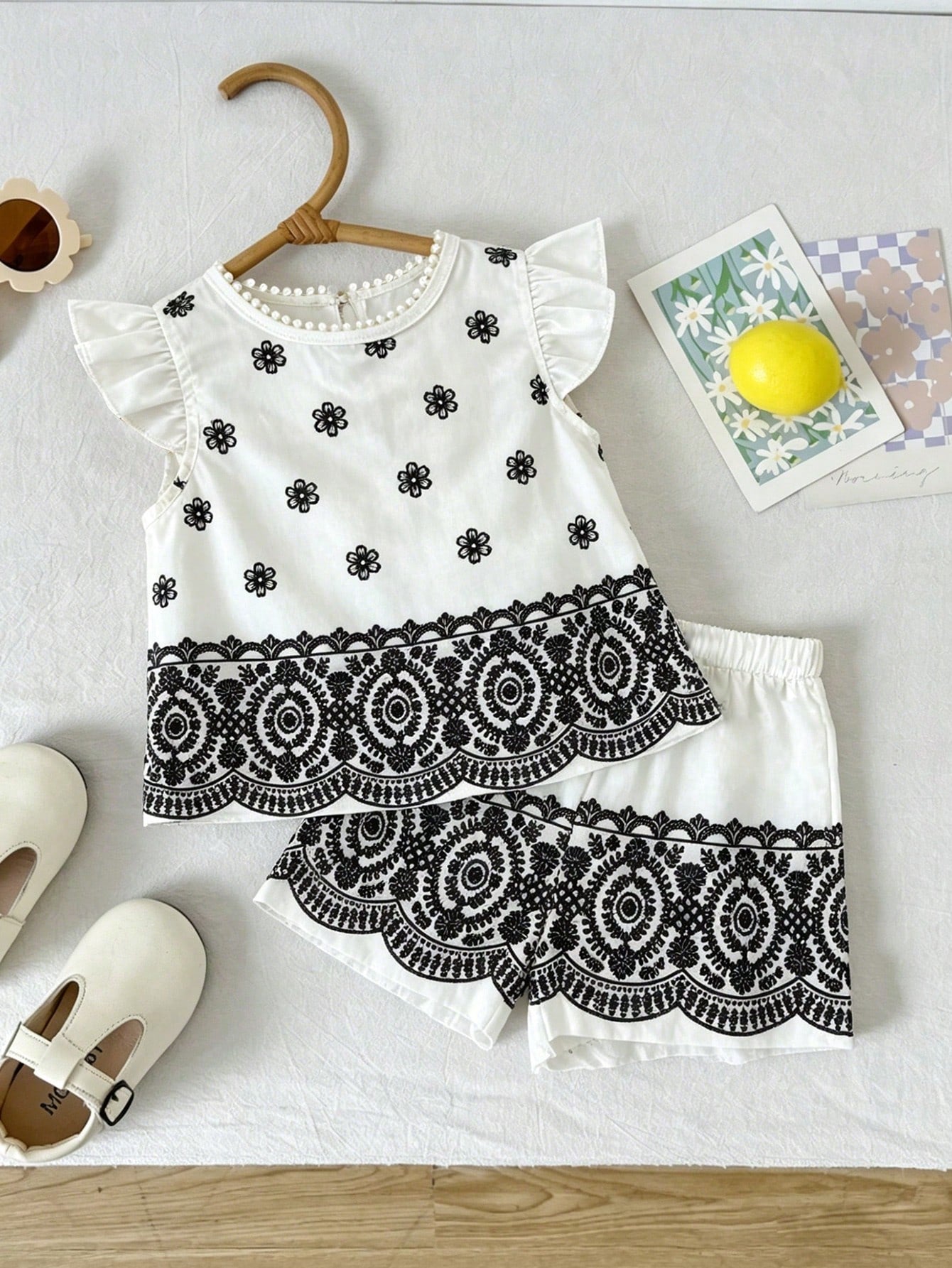 2pcs Girls Floral Embroidered Flutter Sleeve Top & Shorts Set - Ivo...