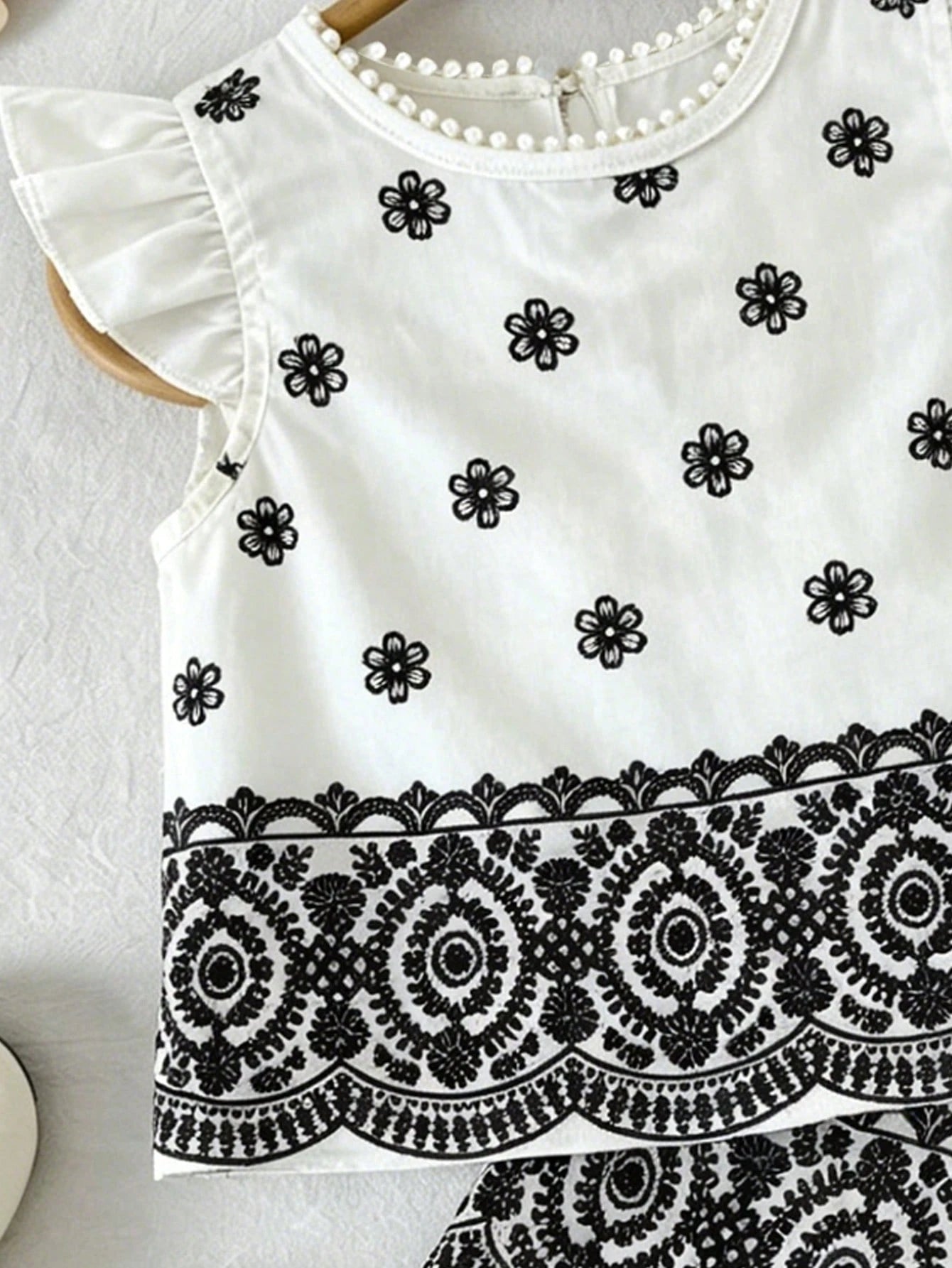 2pcs Girls Floral Embroidered Flutter Sleeve Top & Shorts Set - Ivo...